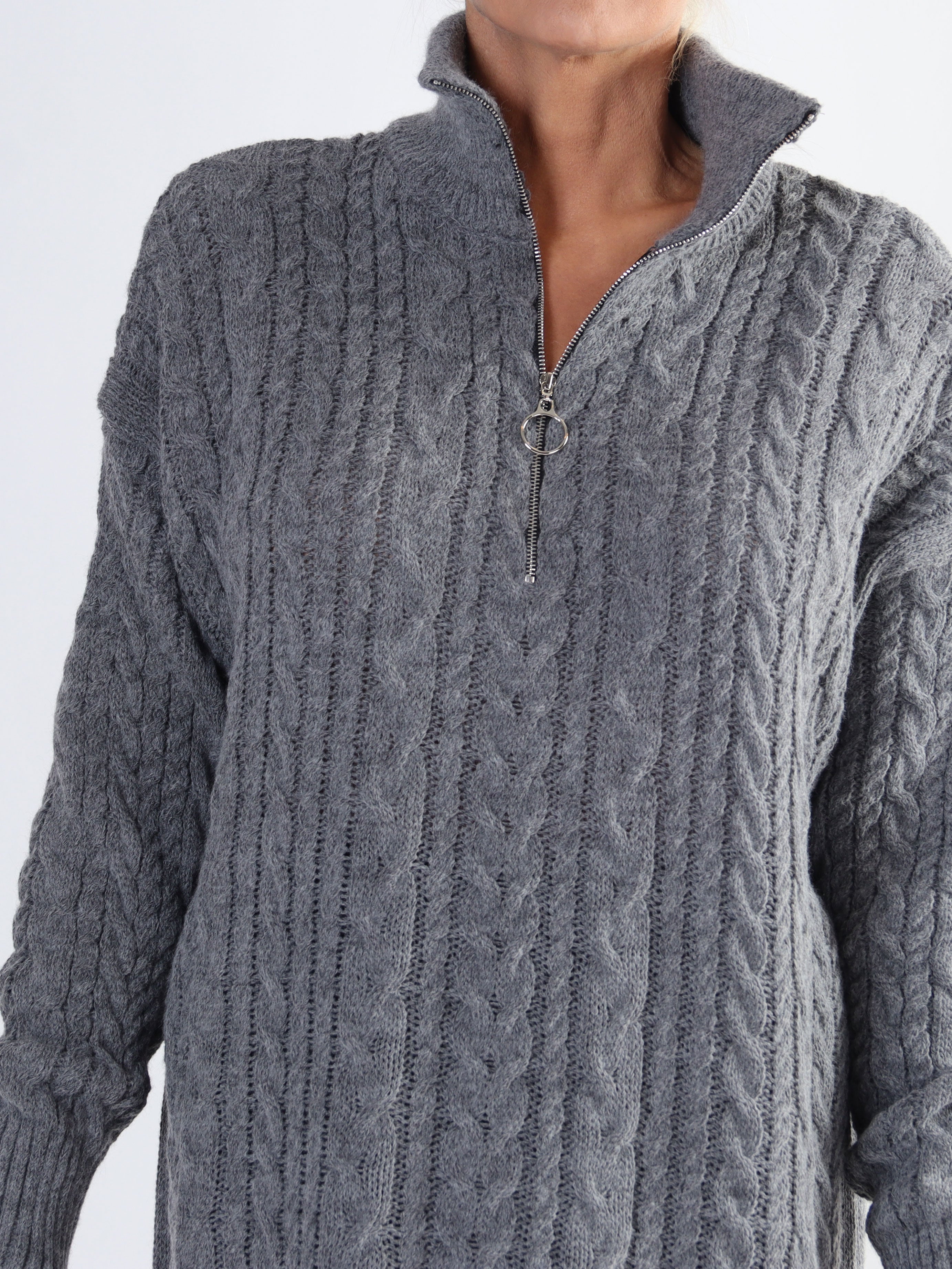 Esly - Plus size striktrøje i kabelstrik med lynlås